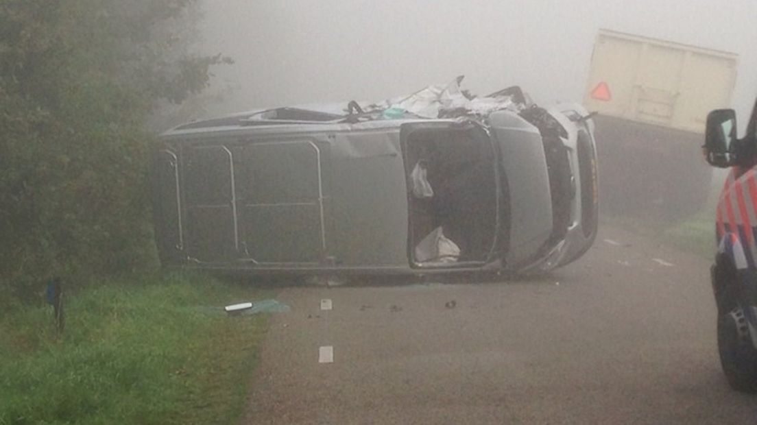 Busje ligt zwaar beschadigd op de kant