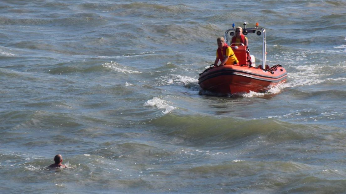 Zwemmer in zee in problemen, reddingsboot rukt uit