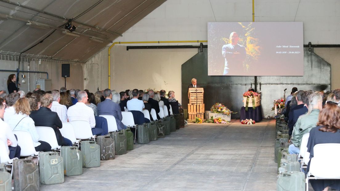 De herdenkingsdienst werd gehouden in een shelter waar vroeger F16's werden gestald