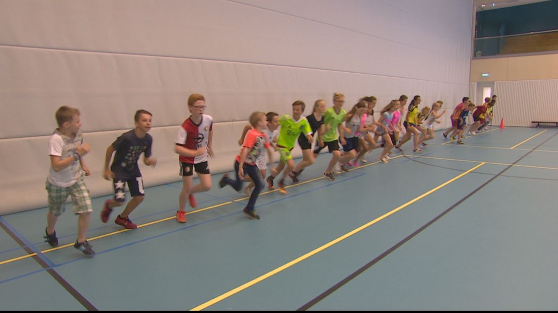 Alle stappen tellen mee: deze leerlingen rennen rondjes over het schoolplein