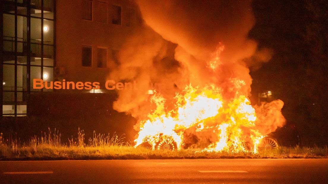 BMW brandt uit in Baarn na vlucht voor politie