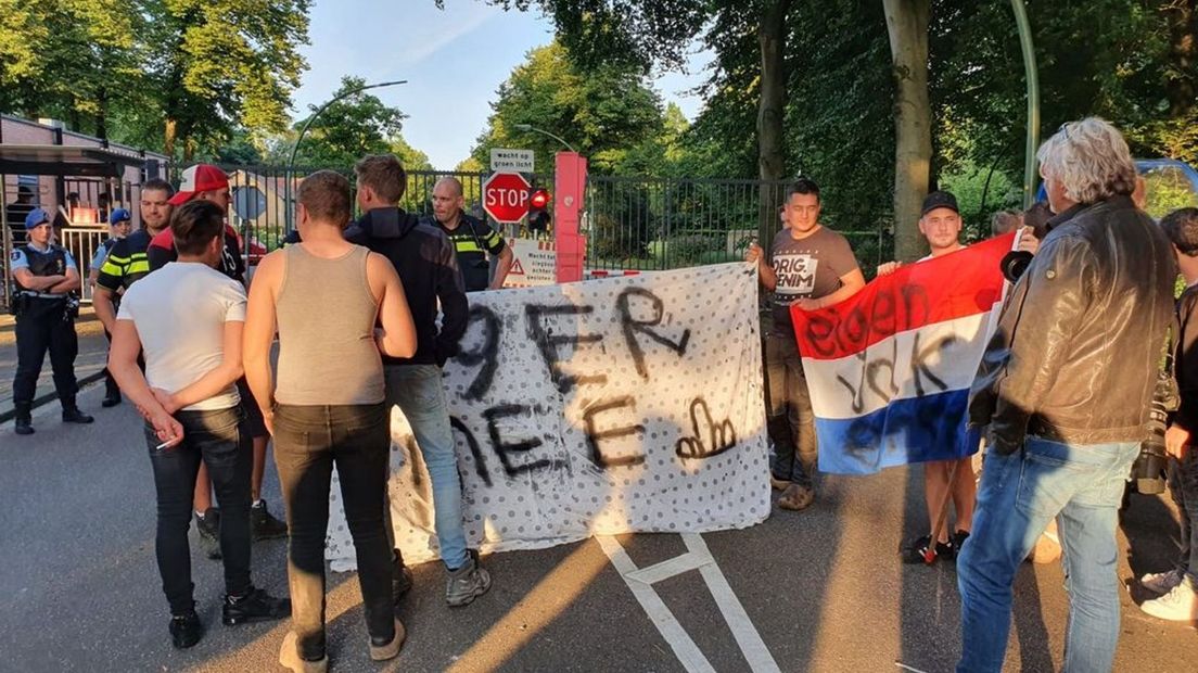 Gevluchte Afghanen konden in augustus vorig jaar niet bepaald rekenen op een warm onthaal in Harskamp.