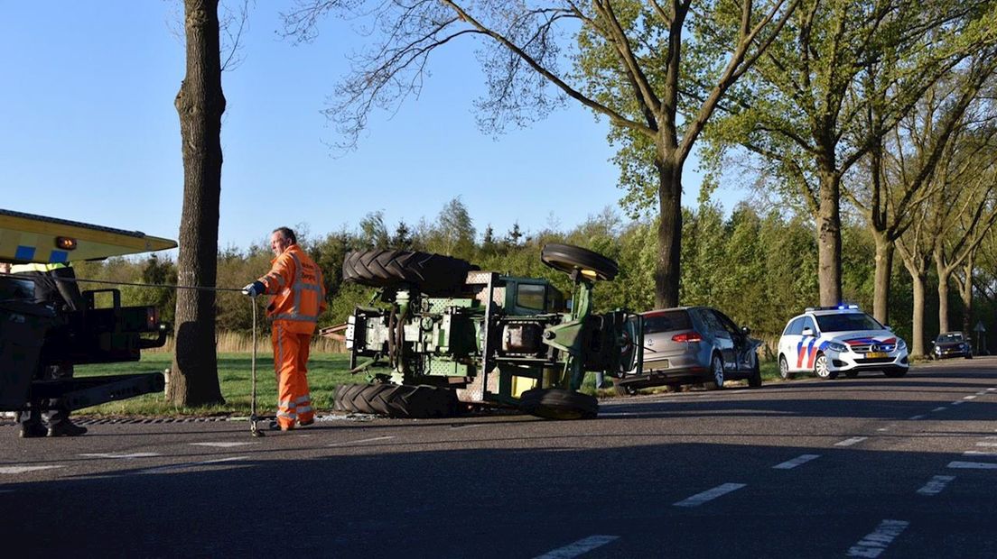 Tractor omgeslagen bij aanrijding