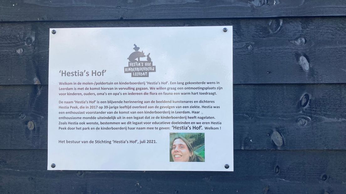 Een bord aan de muur houdt de herinnering aan Hestia levend.