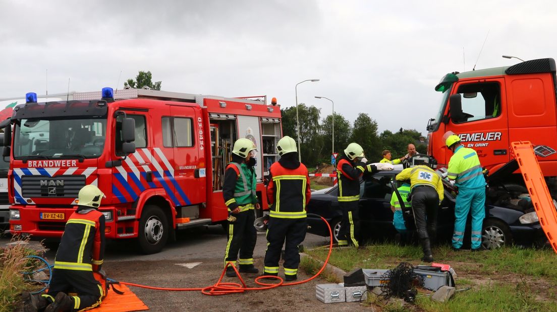 Ambulance-medewekers kijken in de auto (Bron: Van Oost Media)