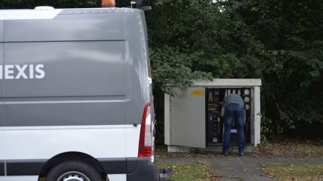 Monteur Enexis bezig met verhelpen stroomstoring