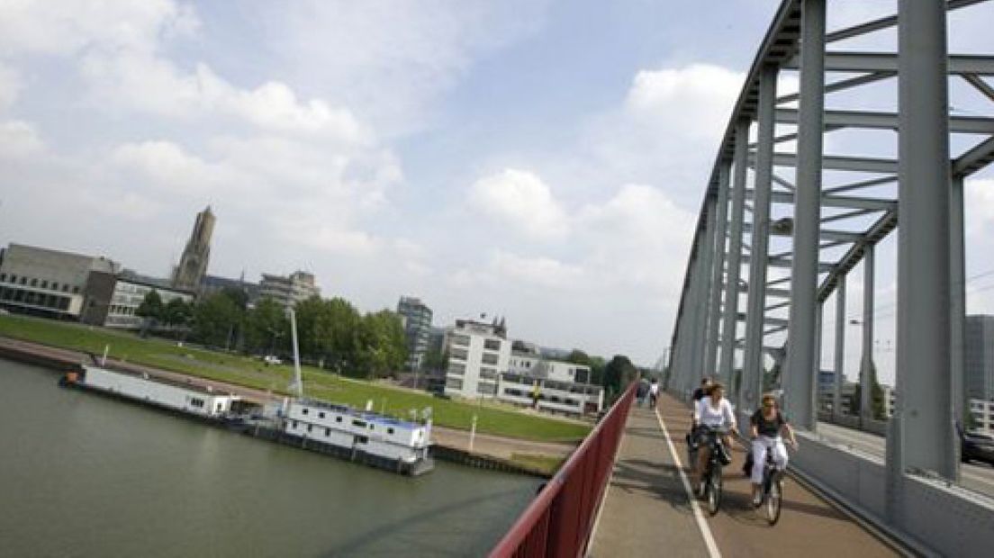 Zes grote bruggen in de provincie Gelderland moeten voor 2017 een grote onderhoudsbeurt ondergaan.Het gaat om de John Frostbrug in Arnhem, de Waalbrug bij Nijmegen, de Doesburgbrug en de bruggen bij Westervoort, Eefde en Druten.