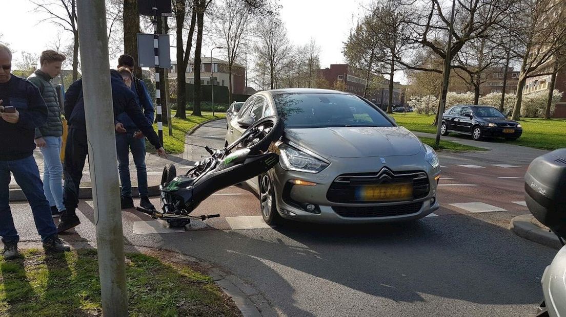 Brommer botst op auto in Hengelo