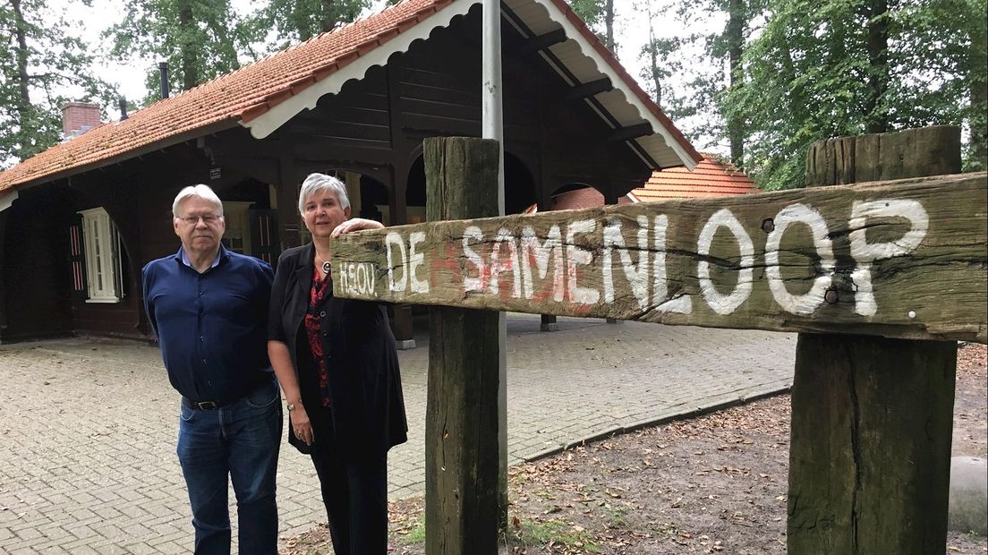 Johan van Otten en Lidy Schoolkate voor jachthuisje De Samenloop in Hengelo
