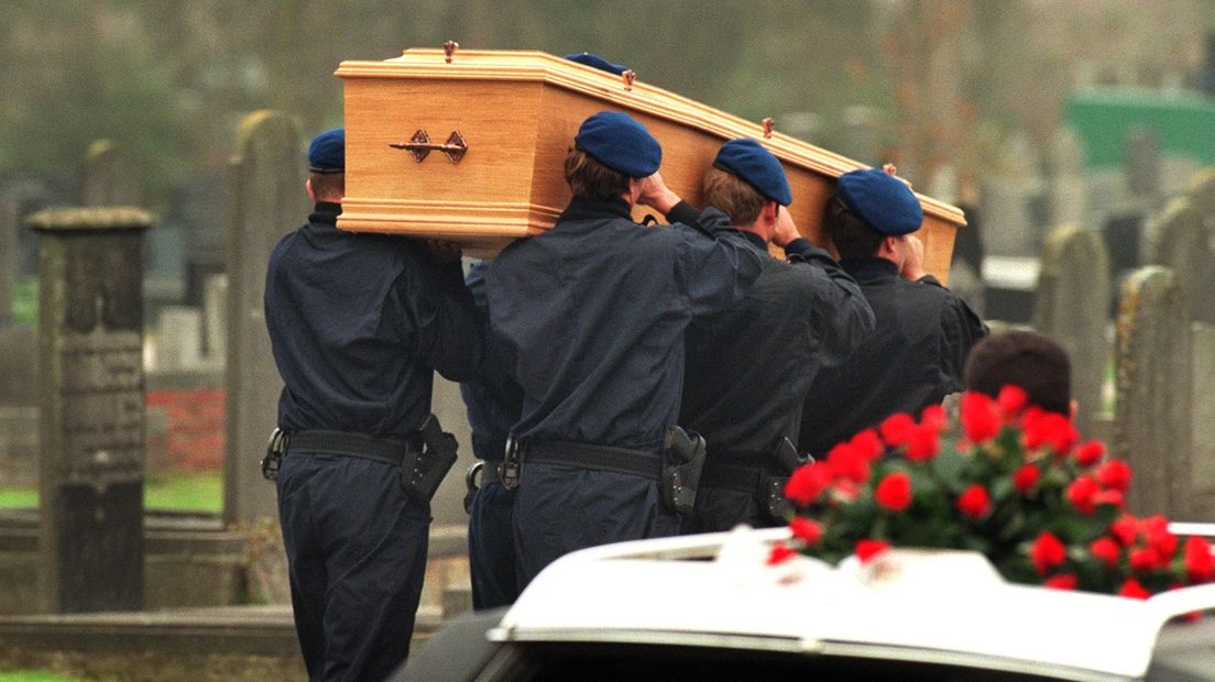 Naaste collega's van Gremmer dragen de kist tijdens de begrafenis in Nieuwolda