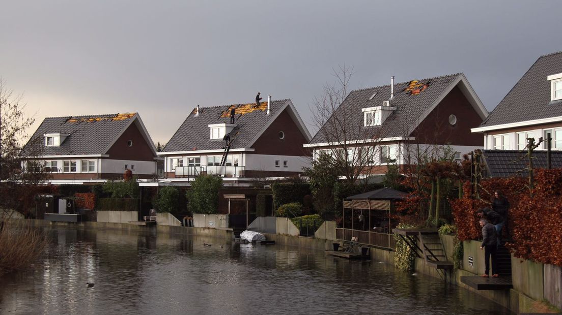 Voorthuizen is getroffen door een windvlaag. Volgens mensen op Twitter vlogen kliko's door de lucht en zijn sommige daken flink beschadigd.