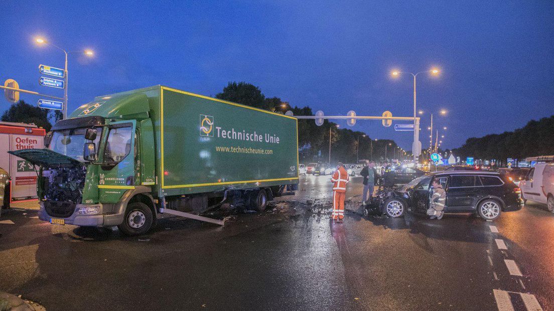 Op de kruising van de IJsseloordweg (N325) en het Lange Water in Arnhem is maandagochtend in zuidelijke richting een ernstig ongeluk gebeurd. Het knooppunt Velperbroek stond daardoor muurvast met files op de A12 en de A348 tot gevolg.