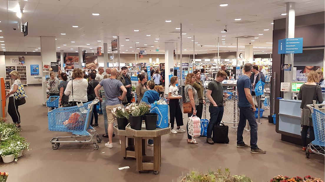 Lange rij bij de Albert Heijn in winkelcentrum Emiclaer Amersfoort gistermiddag.