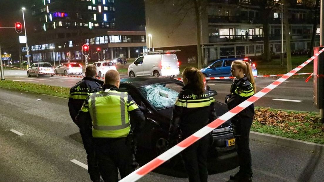 Agenten bij de auto na het fatale ongeluk in Arnhem.