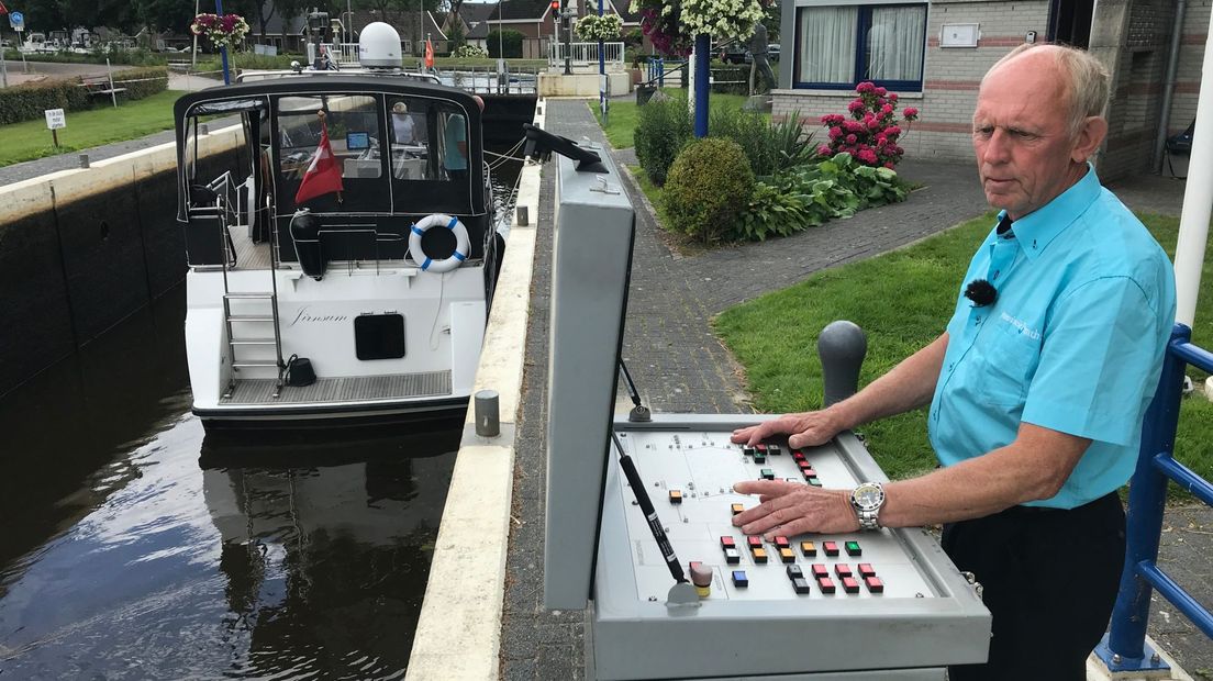 Nog een laatste zomer voor brug- en sluiswachter Klaas Bakker, daarna hoopt hij zelf weer te gaan varen