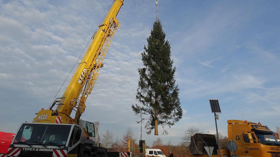 Foto's plaatsen kerstboom Sterren Stralen 2014 in Haaksbergen, lichtjes
