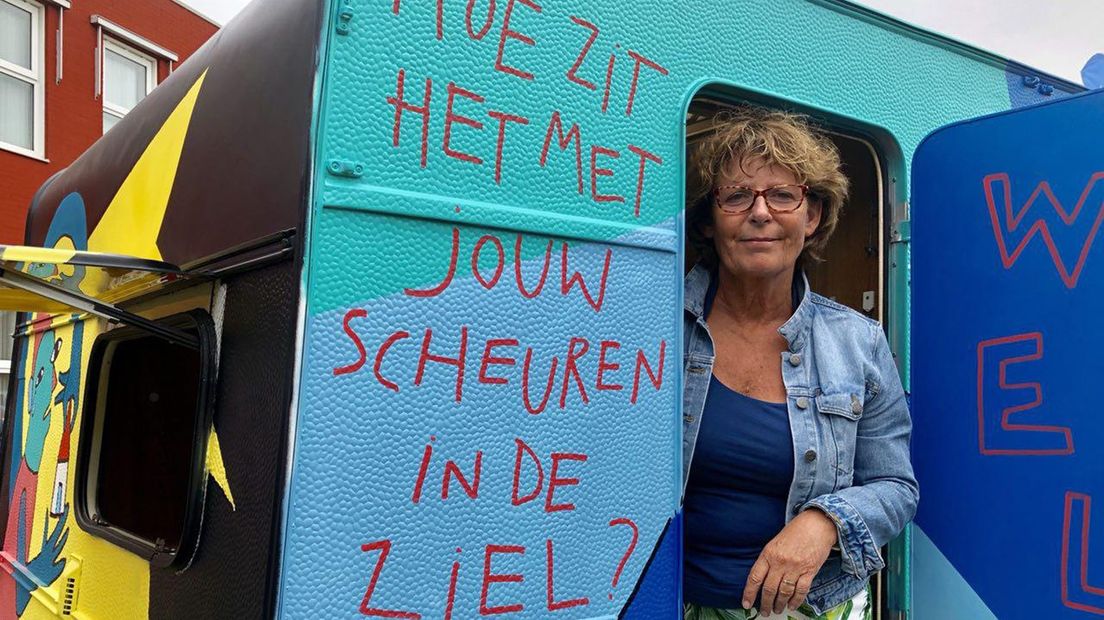 Groninger Huis-directeur Hilde van Ree zet de deur van de claimcar wijd open