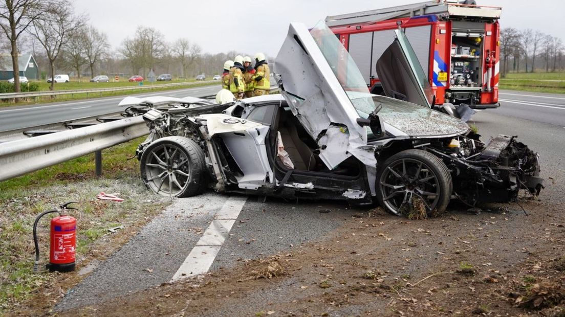 De Lamborghini  die zondag crashte op de A28 bij Rouveen
