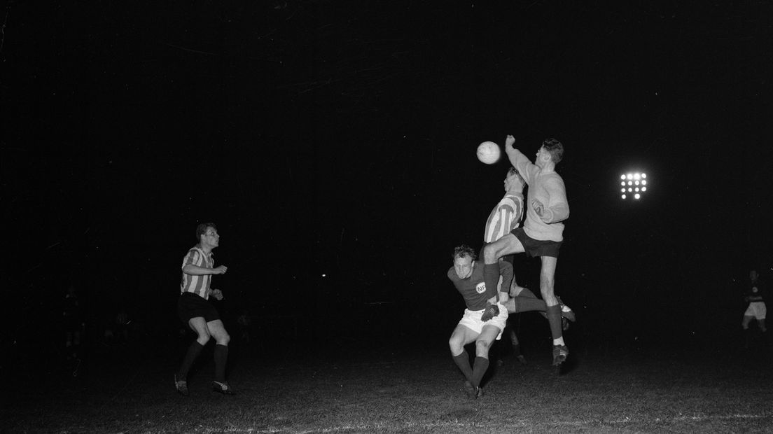 GVAV'er Otto Roffel redt voor Noord-Nederland tegen de Duitsers (20 april 1960, Oosterpark)