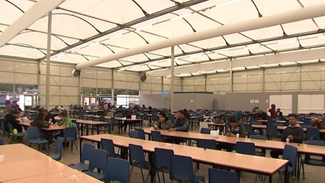 Vluchtelingen klagen nog steeds steen en been over de opvang in het kamp Heumensoord bij Nijmegen. Jeanette Scholten van het COA zegt voortdurend met de vluchtelingen in gesprek te zijn. 'Elk paviljoen heeft nu een woordvoerder.'