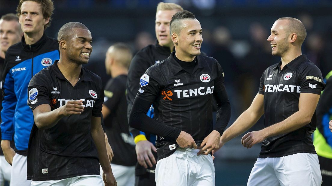 Matchwinner Mikhail Rosheuvel viert de overwinning bij Feyenoord met Jason Davidson en Leon van Dijk