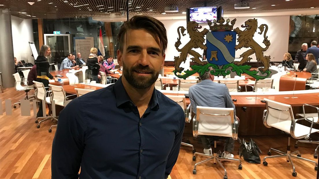 Mark Tuitert bij de Alphense gemeenteraadscommissie. 