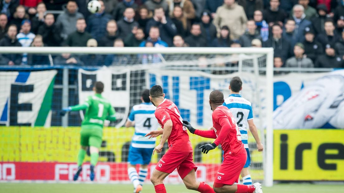 Oussama Assaidi schiet de 1-2 binnen
