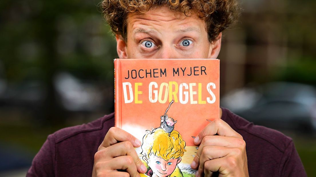 Jochem Myjer met zijn kinderboek De Gorgels.