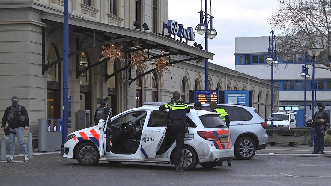 Politie houdt vijf mensen aan op station Zwolle