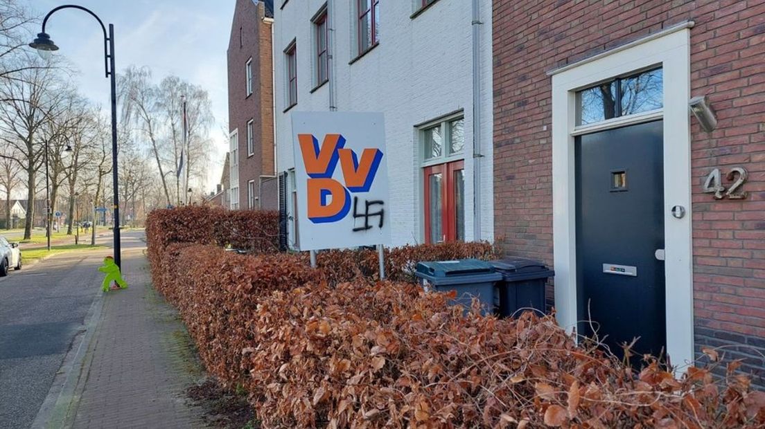 Onbekenden hebben een hakenkruis aangebracht op een VVD-bord.