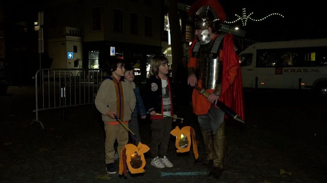Sint Maarten bij een groepje kinderen.