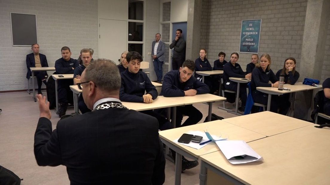 Studenten van ROC Aventus krijgen een gastles van burgemeester Ton Heerts