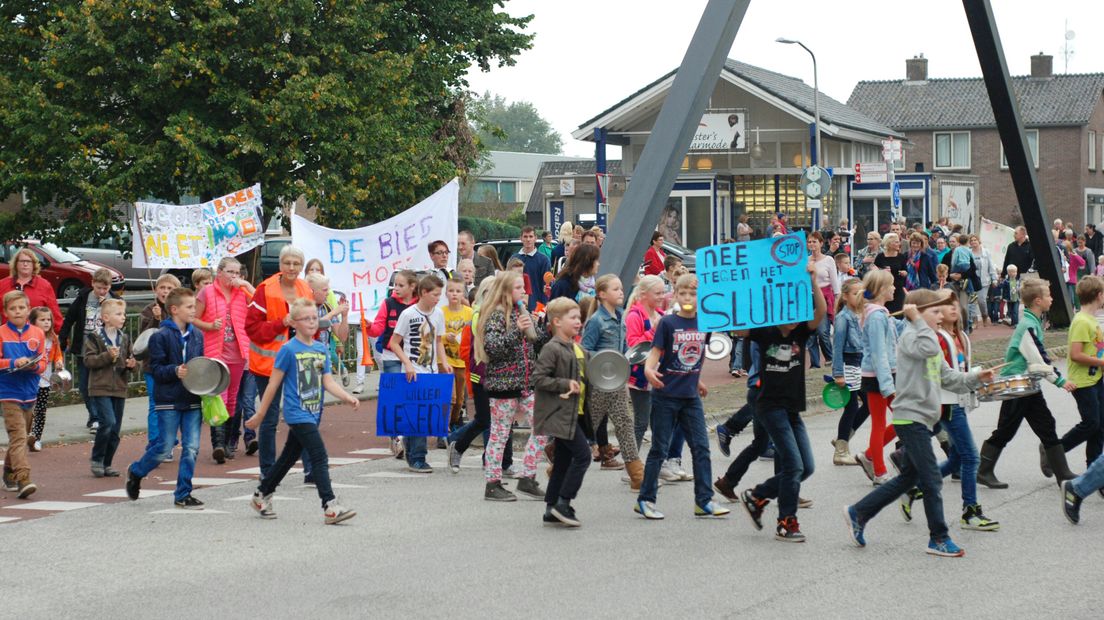 In Schoonoord werd massaal geprotesteerd tegen de sluiting van de bieb.