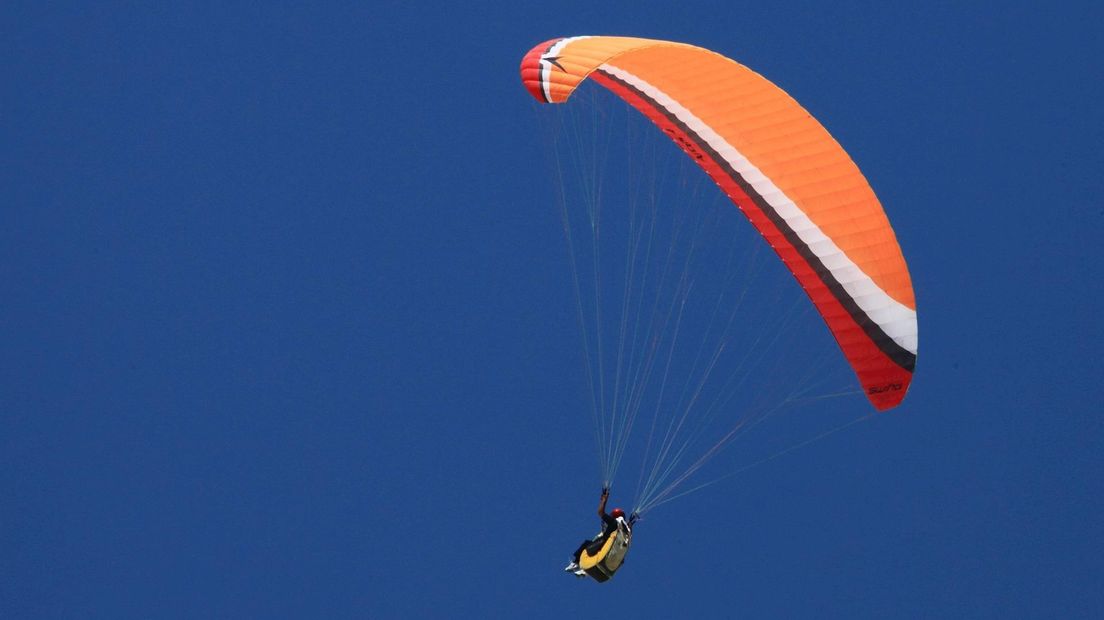 De groep gaat skydiven