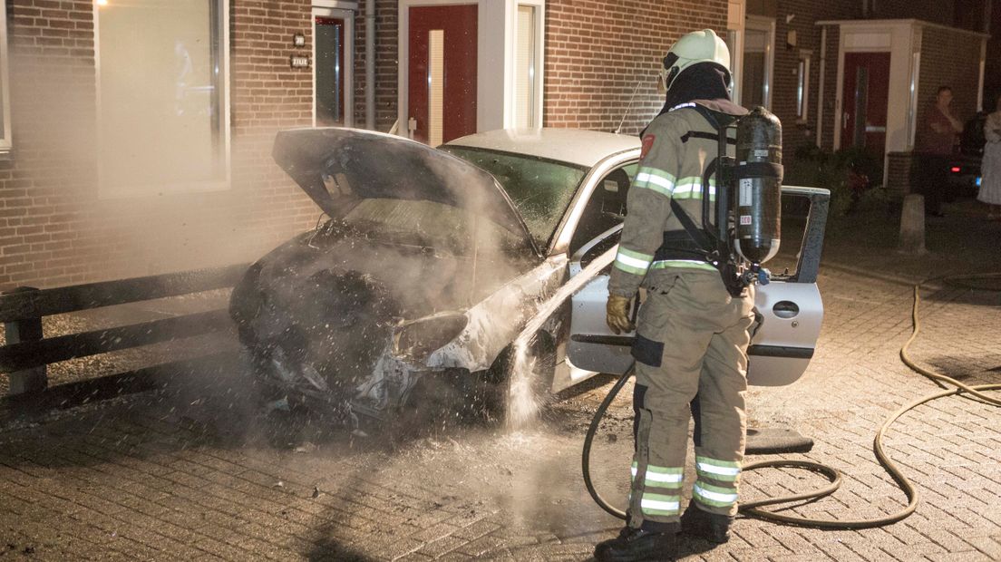 Opnieuw is Arnhem getroffen door autobranden. In de nacht van donderdag op vrijdag gingen er drie auto's in vlammen op. Eén auto raakte zwaar beschadigd.