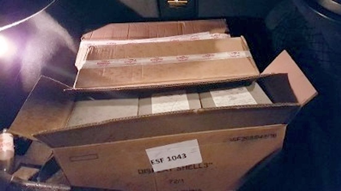 Agenten vinden dozen vol mortierbommen in auto