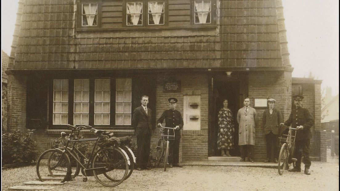 Het postkantoor in Leersum rond 1939. Hans zit in de buik van zijn moeder.