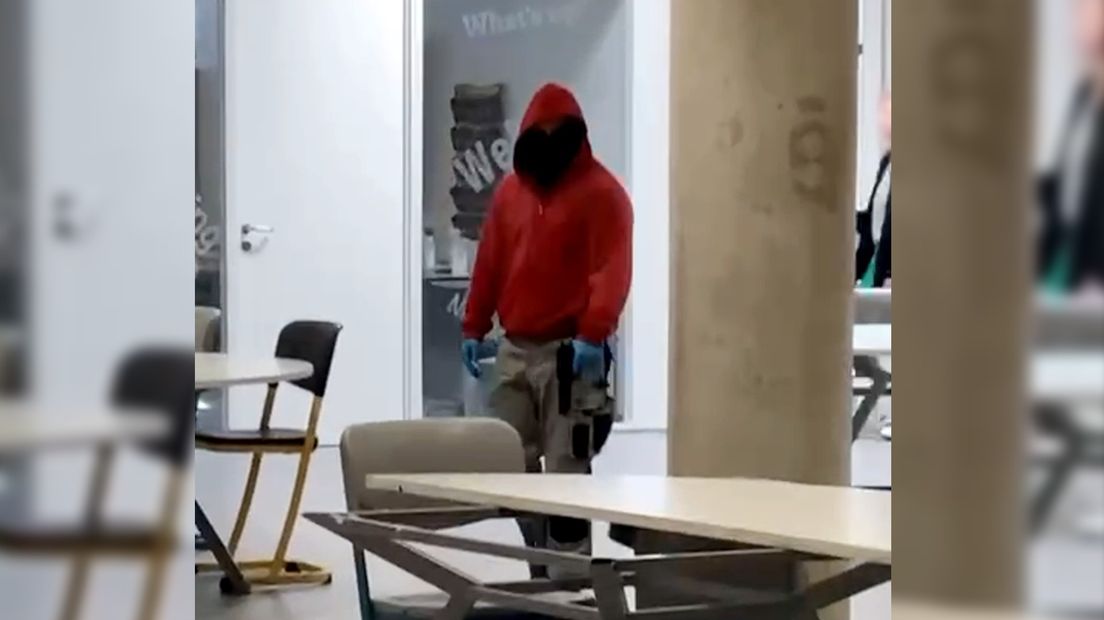 El sospechoso de la imagen, fotografiado por un alumno de la escuela.