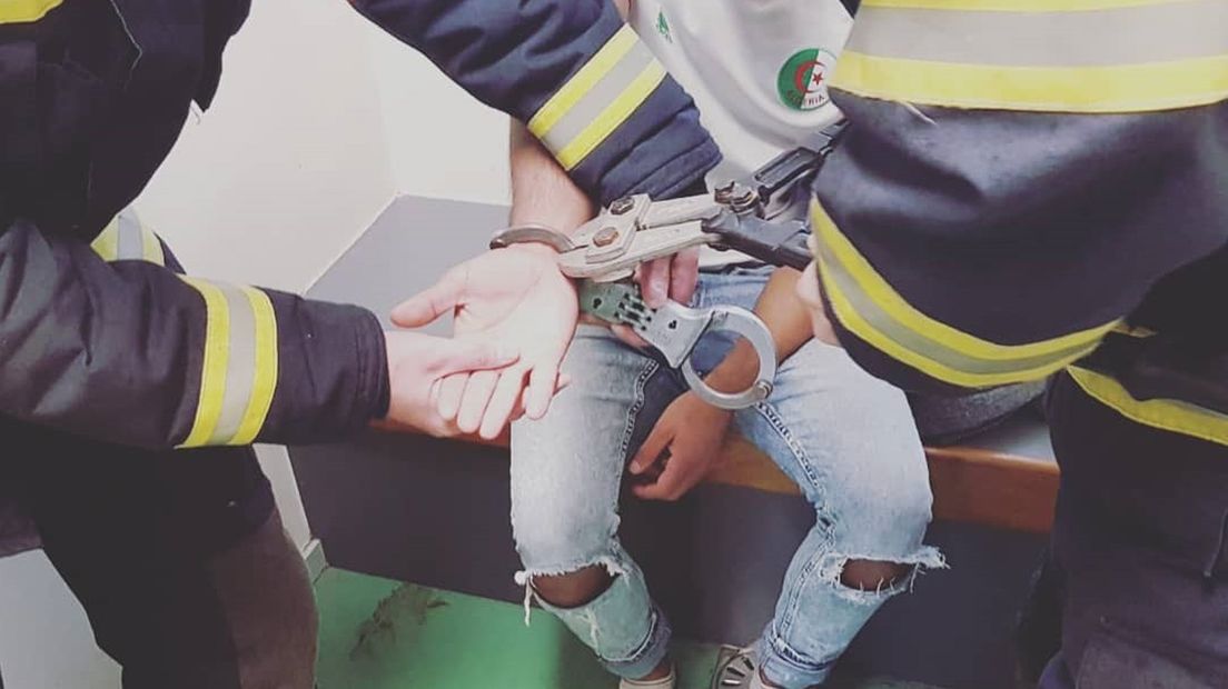 De handboeien worden verwijderd door de brandweer