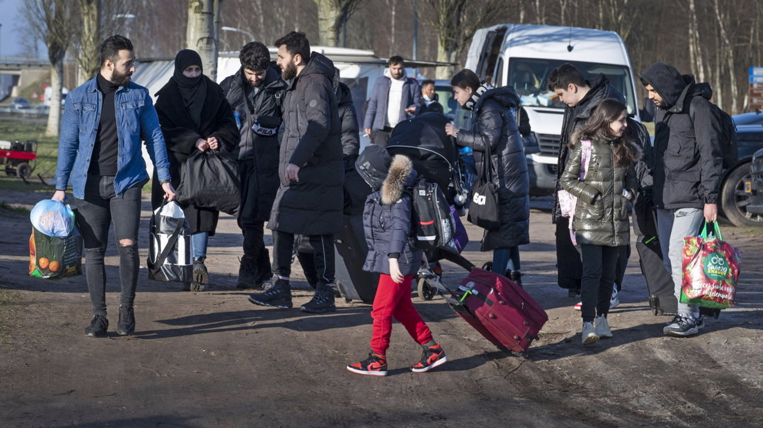 Oekraïense vluchtelingen bij het aanmeldcentrum in Ter Apel