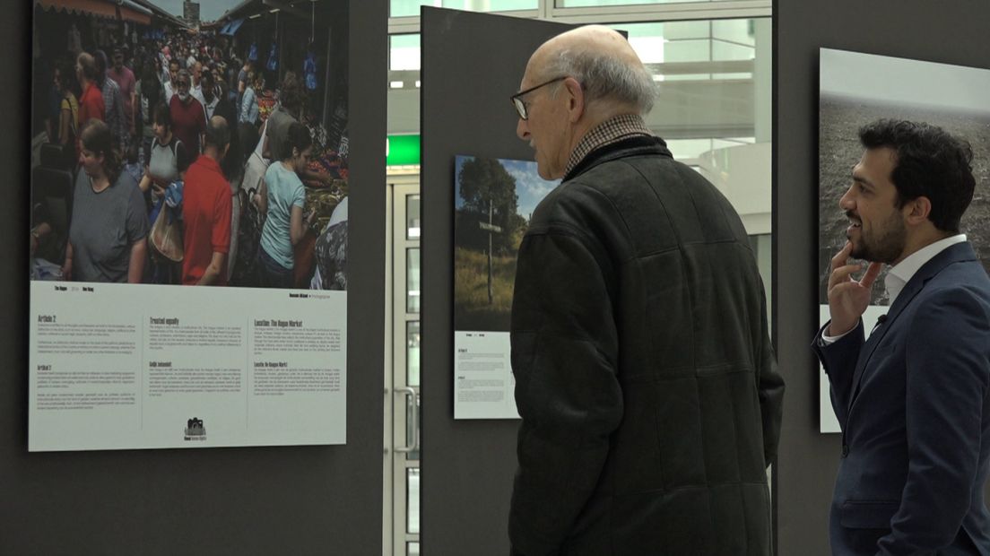De fototentoonstelling over de Universele Verklaring van de Rechten van de Mens in het atrium van het stadhuis.