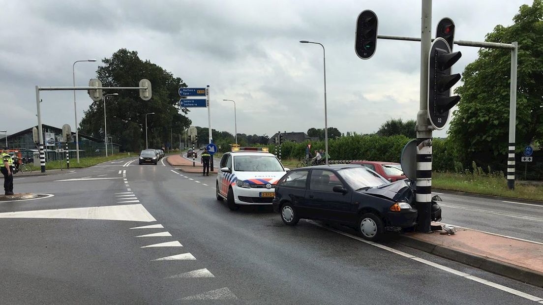 Auto botst frontaal op verkeerspaal tussen Deventer en Epse