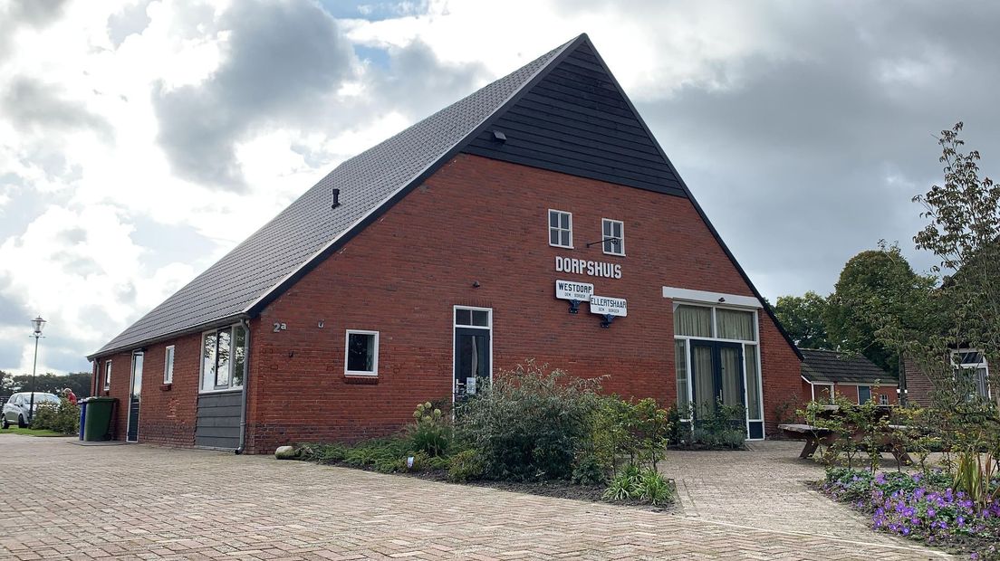 Inwoners van Westdorp en Ellertshaar bouwden de schuur in acht maanden om tot dorpshuis
