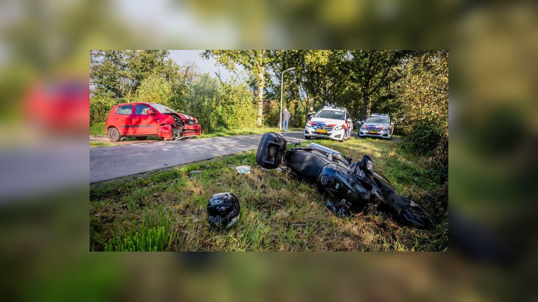 Auto en motor botsen op elkaar aan de Legeloane in Augustinusga - Omrop Fryslan