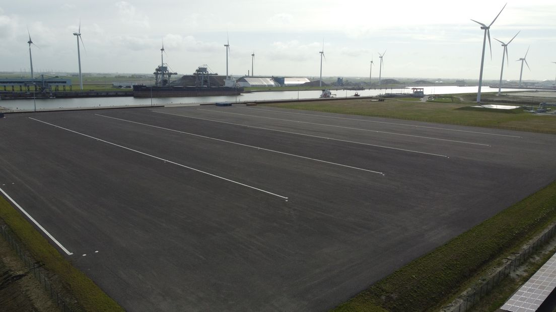 De lege Bow Terminal in de Eemshaven