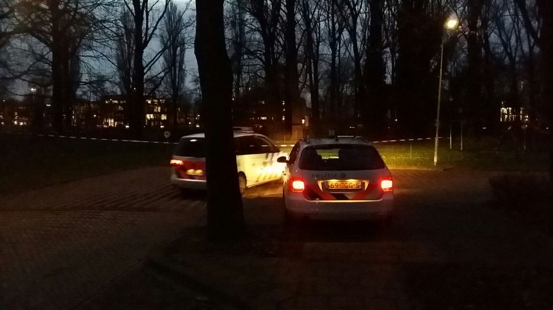 Het lichaam dat woensdag gevonden werd bij een speeltuin in de Engelenburgstraat in Arnhem, is dat van een vrouw van 68 jaar uit die stad. De omgeving bij de speeltuin is afgezet met hekken, als vervanging voor het rood-witte politielint. De recherche doet onderzoek.