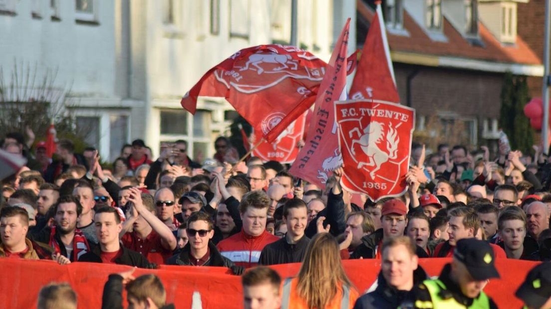 Supportersmars met 4000 FC Twente-fans in Enschede