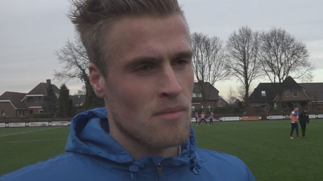 Kevin van Diermen viel op woensdag tijdens zijn eerste training bij De Graafschap. In korte broek, als enige, nam hij direct de leiding en coachte hij ploeggenoten nadrukkelijk. 'Zo hebben we dat ook afgesproken.'
