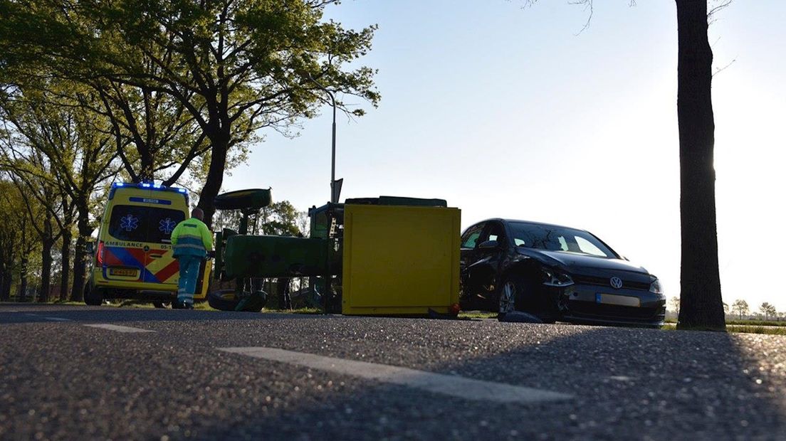 Tractor omgeslagen bij aanrijding