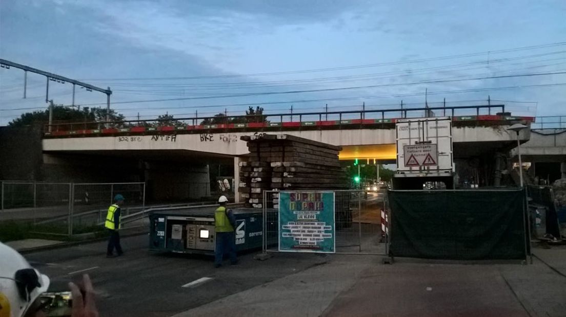 Niemand mag onder het viaduct door.